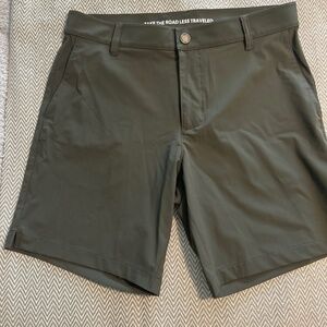 RHONE Men's Shorts in Olive Green size31